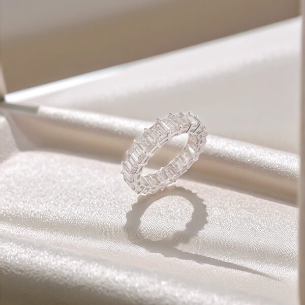 18K white diamond full-circle ring