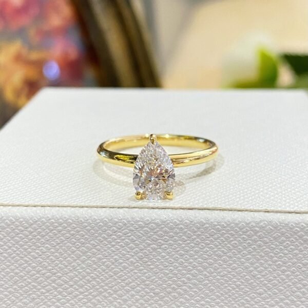 18K Teardrop Diamond Ring 💍