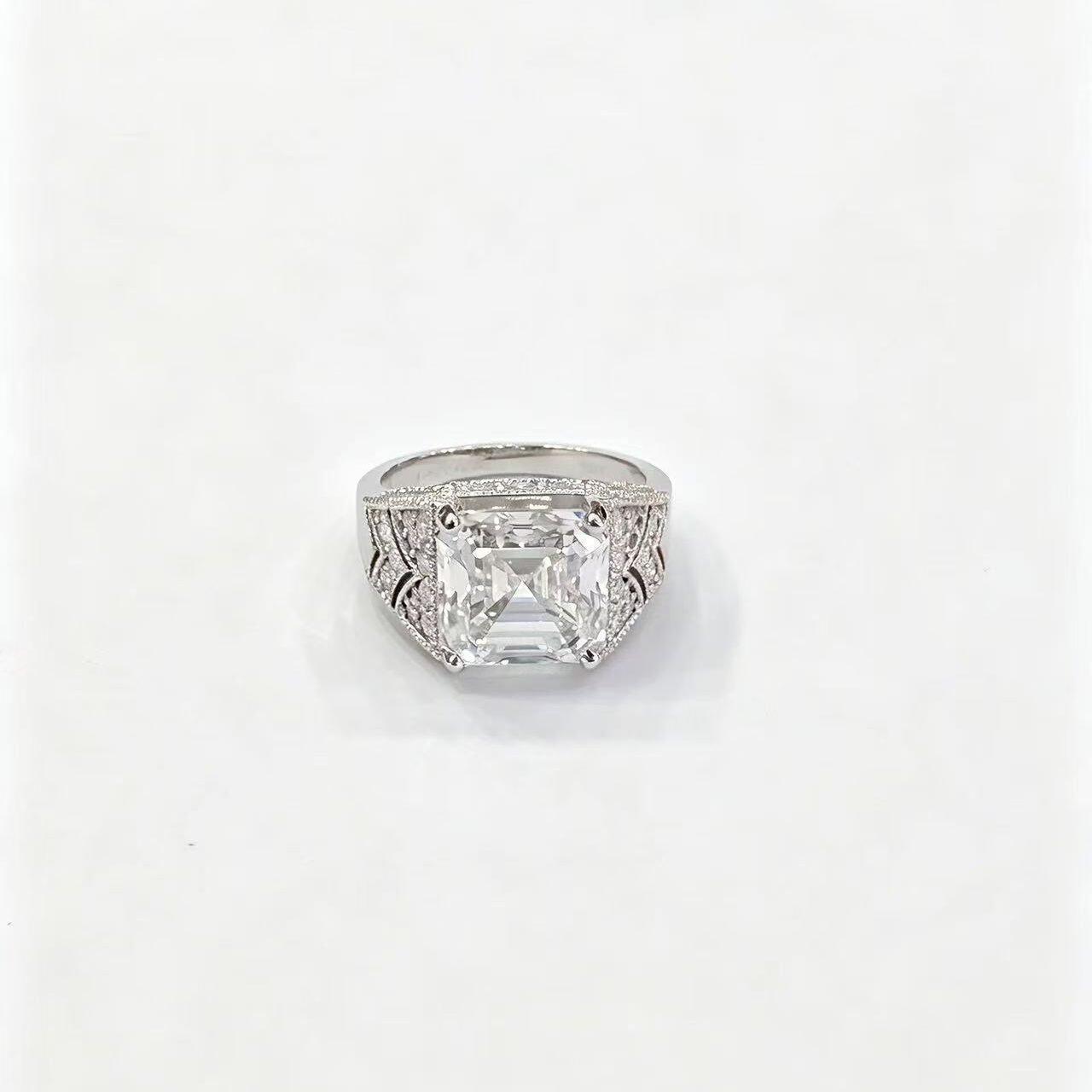 18K White Gold Ascher Vintage Dew Edge Ring