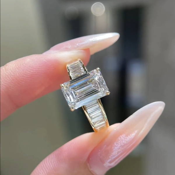 18k gold, 3.05ct emerald diamond ring