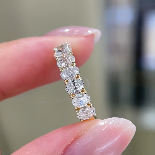 Single 0.15ct delicate oval small ring,