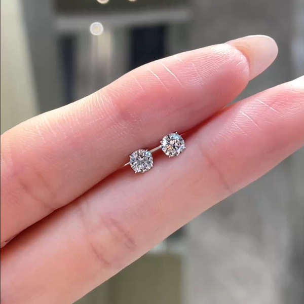 Classic round diamond 0.30ct stud earrings