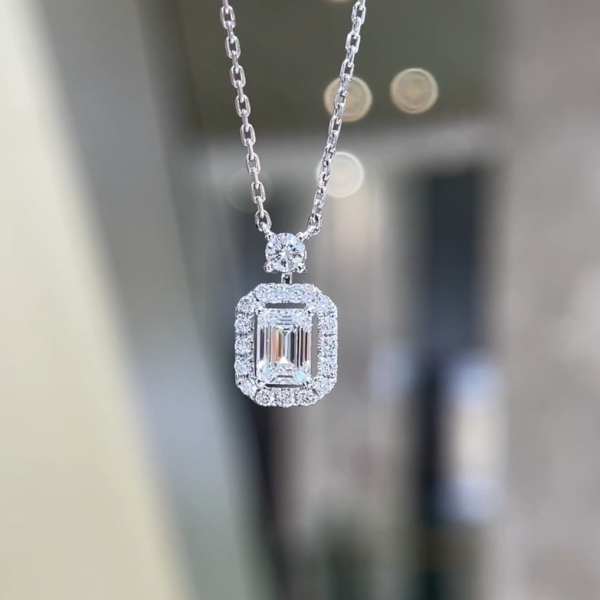 Pt950 Emerald Perfume Bottle Necklace